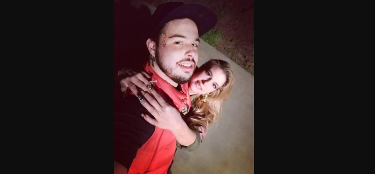 Aunque, la pareja estaba muy enamorado, a los pocos años su matrimonio llegó a su fin y es que de acuerdo con el cantante se dieron cuenta que no eran compatibles. “Cuando eres joven te apresuras, no estábamos embarazados ni nada. Mi hijo Emiliano nació tres años después de que nos casamos… Me desenamoré, no, no es cierto. No éramos compatibles y ves la verdadera vida”, señaló.