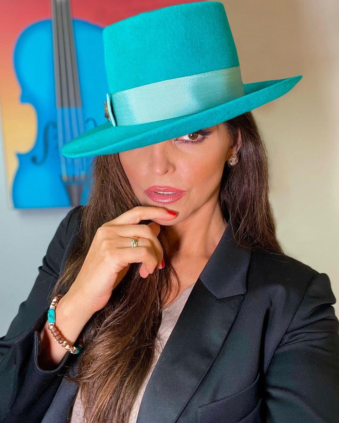 Ana Bárbara revive la moda de los trikinis y luce espectacular