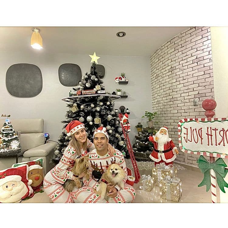 Tanto Emir como la actriz mostraron en sus cuentas de Instagram y TikTok su hogar, el cual está decorado en tonalidades blancas, mismo color que tienen gran parte de los muebles.