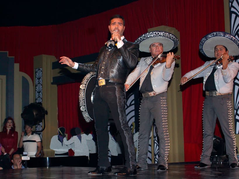 Pablo Montero deleitó con su voz a los invitados, cantando acompañado de mariachi y robando los suspiros de muchas mujeres presentes.