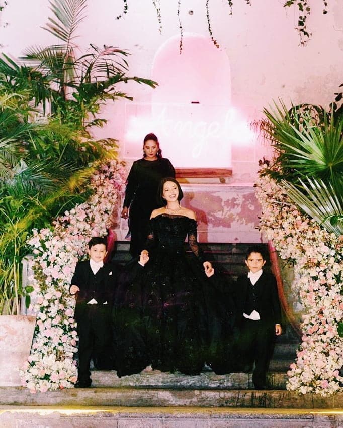 Ángela mantuvo el corte bob para su fiesta de XV años, donde utilizó tres vestidos diferentes, destacando un diseño negro que dejó al descubierto sus hombros.