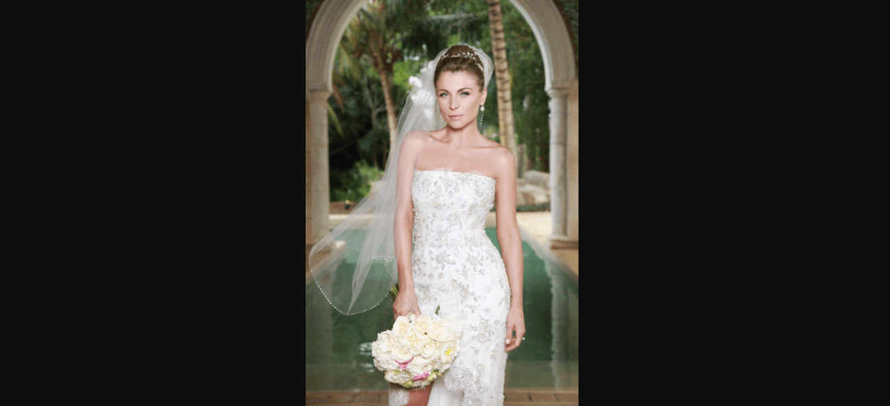 A diferencia de la mayoría de las famosas, Ludwika Paleta no acudió con un prestigioso diseñador para su vestido de novia; el día de su enlace con Emiliano Salinas en 2013, lució un atuendo de catálogo, que quedó a la perfección con el clima de Yucatán y que hizo juego con un sencillo velo.