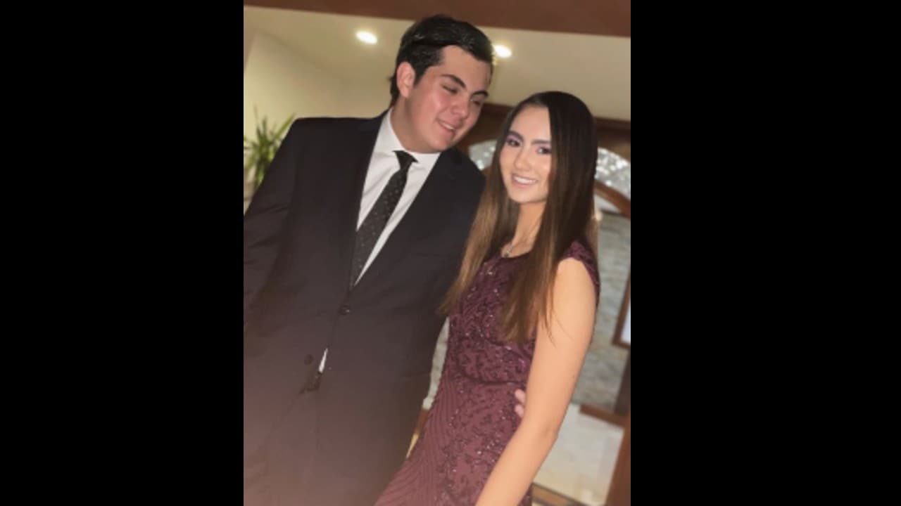 Pero no solo ha presumido su lado romántico, la novia de Anuar Fayad también publicó hace unas semanas una imagen en la que ambos aparecen luciendo elegantes prendas.