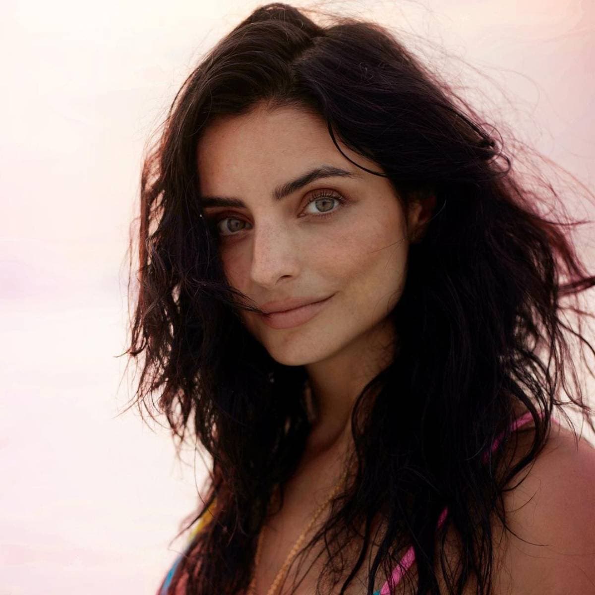 Aislinn Derbez acaba con rumores y por fin presenta a misterioso galán, enloqueciendo a fans