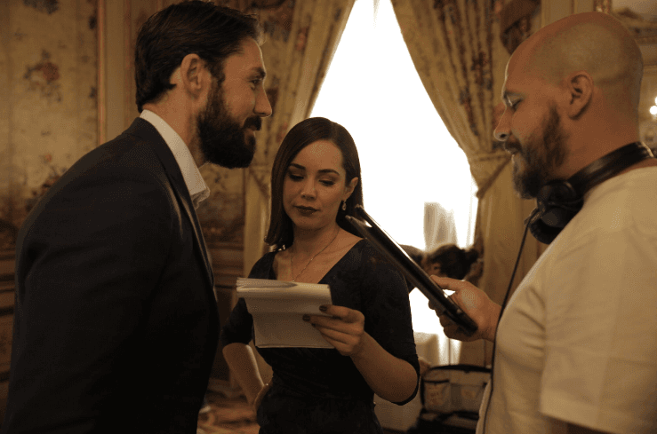 Y ensaya con Rubén Sanz y el equipo de producción los diálogos para darle el mayor realismo a las escenas.