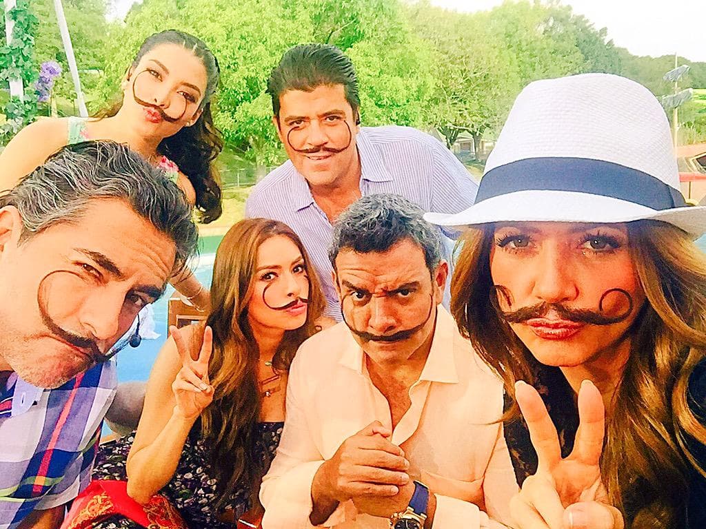 ¡Los conductores de Hoy celebran con el bigote de Dalí!