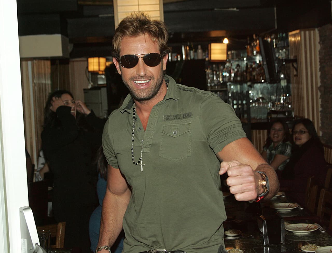 En las grabaciones de ‘Las vías del amor’ en 2002 surgió el amor entre Aracely y Gabriel Soto, y aunque el romance no prosperó siguen siendo buenos amigos y años después trabajaron juntos en una obra de teatro. “Me llevo muy bien con su familia. Es que realmente maduras y sabes que eso es parte de la vida nada más, no quiere decir que toda la vida vas a estar enamorado de tal persona, no, eso cambia”, expresó la actriz, según People en español.