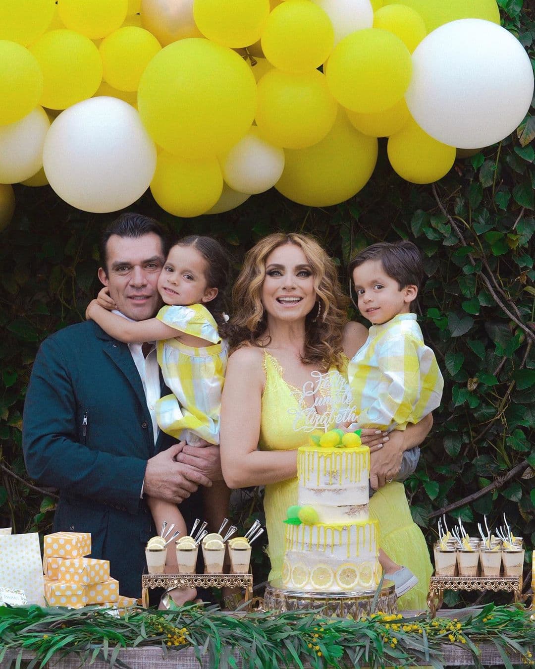 El 15 de octubre de 2011, la pareja contrajo nupcias en una íntima ceremonia en Puebla y el 2 de diciembre de 2015 le dieron la bienvenida a sus mellizos, Máxima y León, en El Paso, Texas.