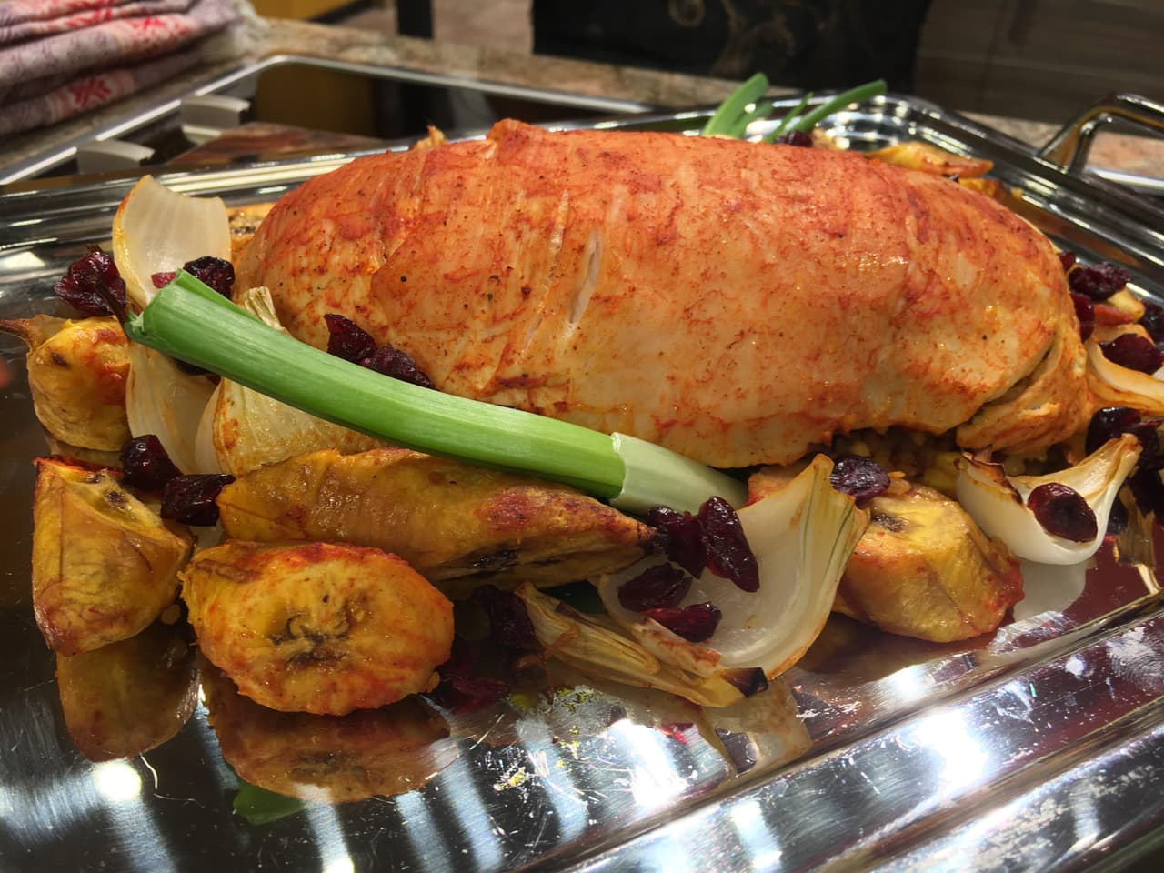 Arrollado de pavo al achiote relleno de arroz y frutos secos