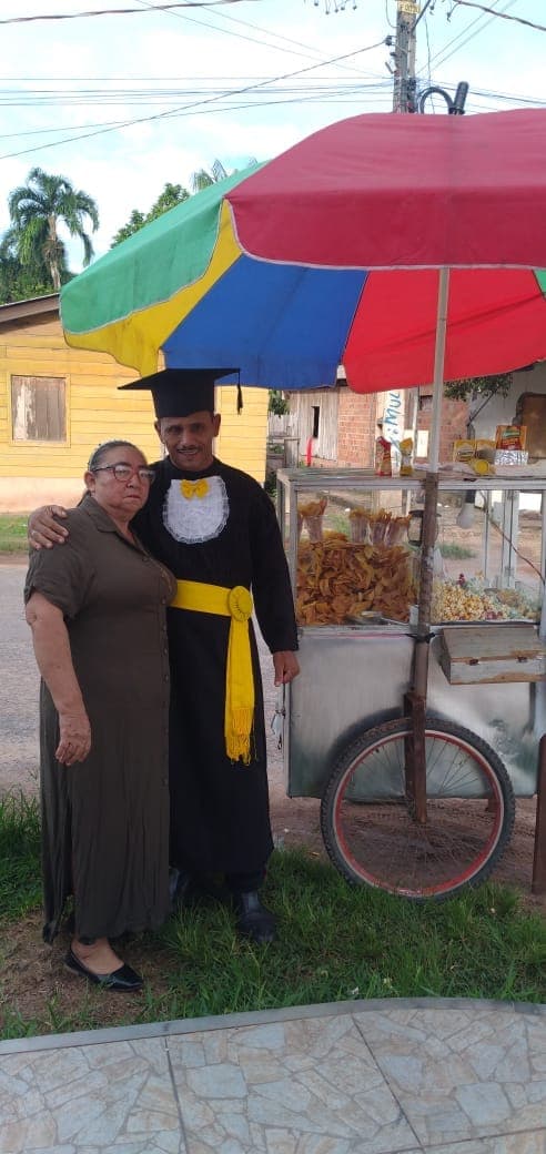 Vendedor ambulante termina universidad a los 52 años