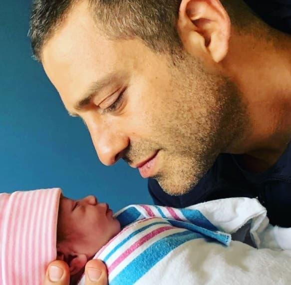 Ari Borovoy y su esposa Arlett Kalach recibieron a su cuarta hija el pasado 3 de junio. La pequeña fue nombrada Mila y el cantante de OV7 la presentó con una tierna imagen.
