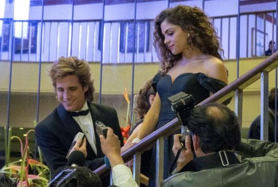 En la bioserie del astro de la música en español, la relación entre Luismi y Mariana es tan significativa que ocupa casi tres capítulos completos. En la ficción, quien interpreta a la fotógrafa y tercera en discordia entre el cantante y el hoy ganador de un Oscar es interpretada por la colombiana 
<b>Paulina Dávila. </b>