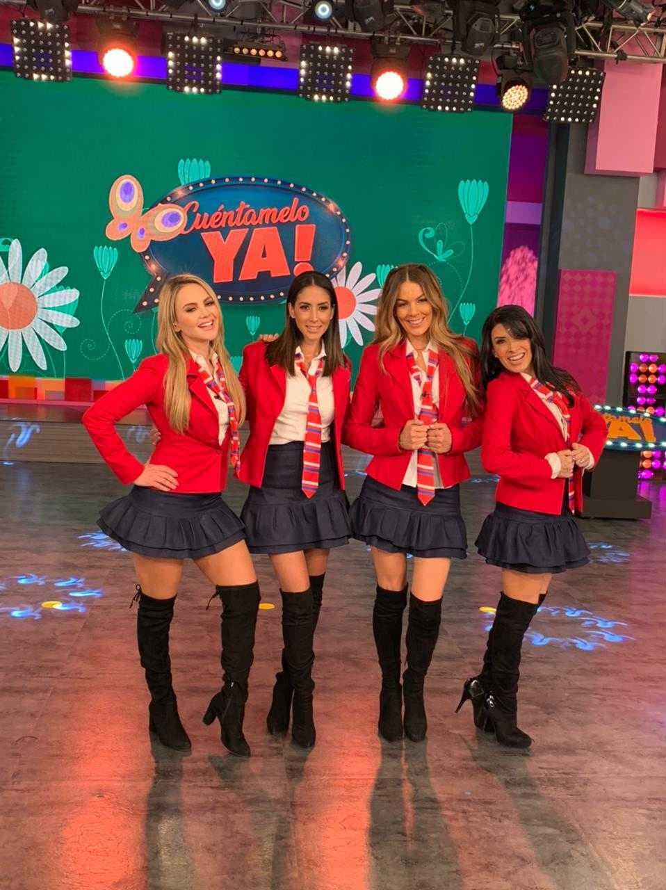 En el programa de este Jueves 25 de marzo, las conductoras de 'Cuéntamelo ya!' aparecieron vestidas con los icónicos atuendos de RBD: camisa blanca, falda de mezclilla, saco y corbata rojos, además de botas negras largas.