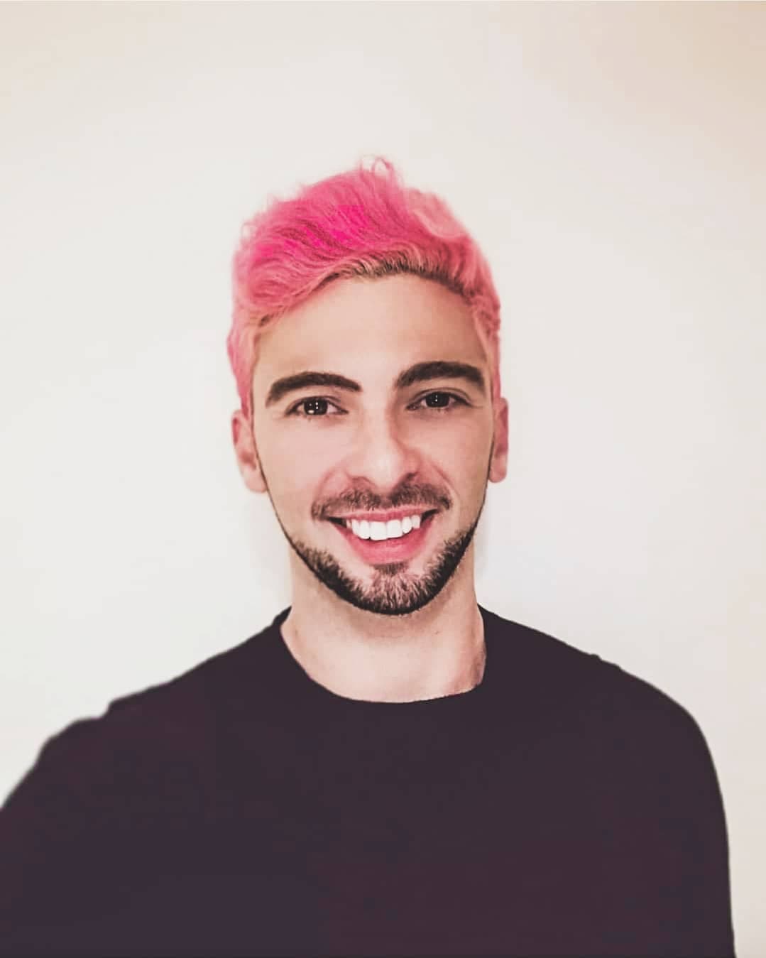 Marcos Radosh se tiñó el cabello de rosa para a próxima serie Mi lista de exes.