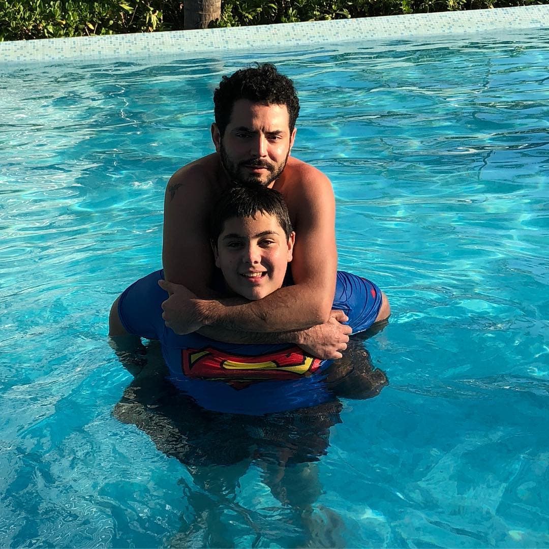 Precisamente este último, ha llamado la atención de los seguidores del actor en los últimos días, pues aseguran es igual de guapo que su hermano. ¡Conócelo!