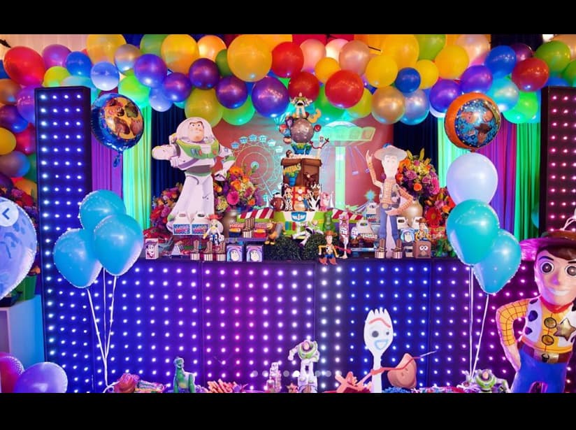 La intérprete también etiquetó a todas las personas que hicieron de ese evento algo inolvidable, desde la decoración, ambientación y sonido, iluminación, donas, cupcakes, lonas, hot dogs y comida venezolana, además de las personas que la maquillaron y tomaron las fotografías.