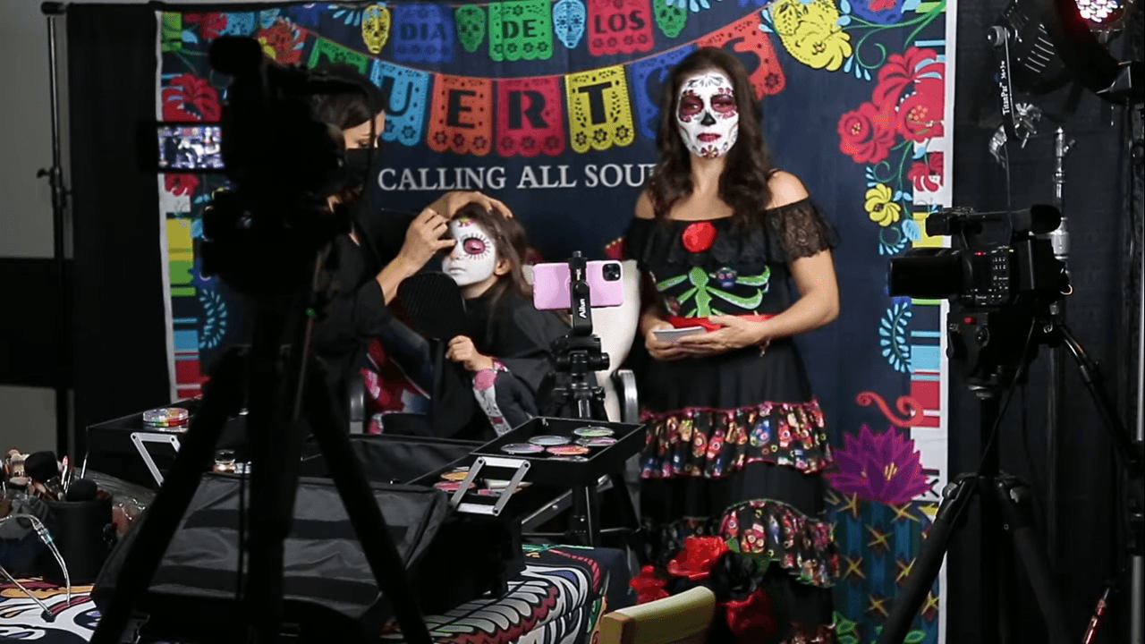 La vocalista de Sentidos Opuestos detalló que por primera vez, desde que viven en Los Ángeles, pusieron una ofrenda y decidieron convertirse en Catrinas para preservar la tradición mexicana.