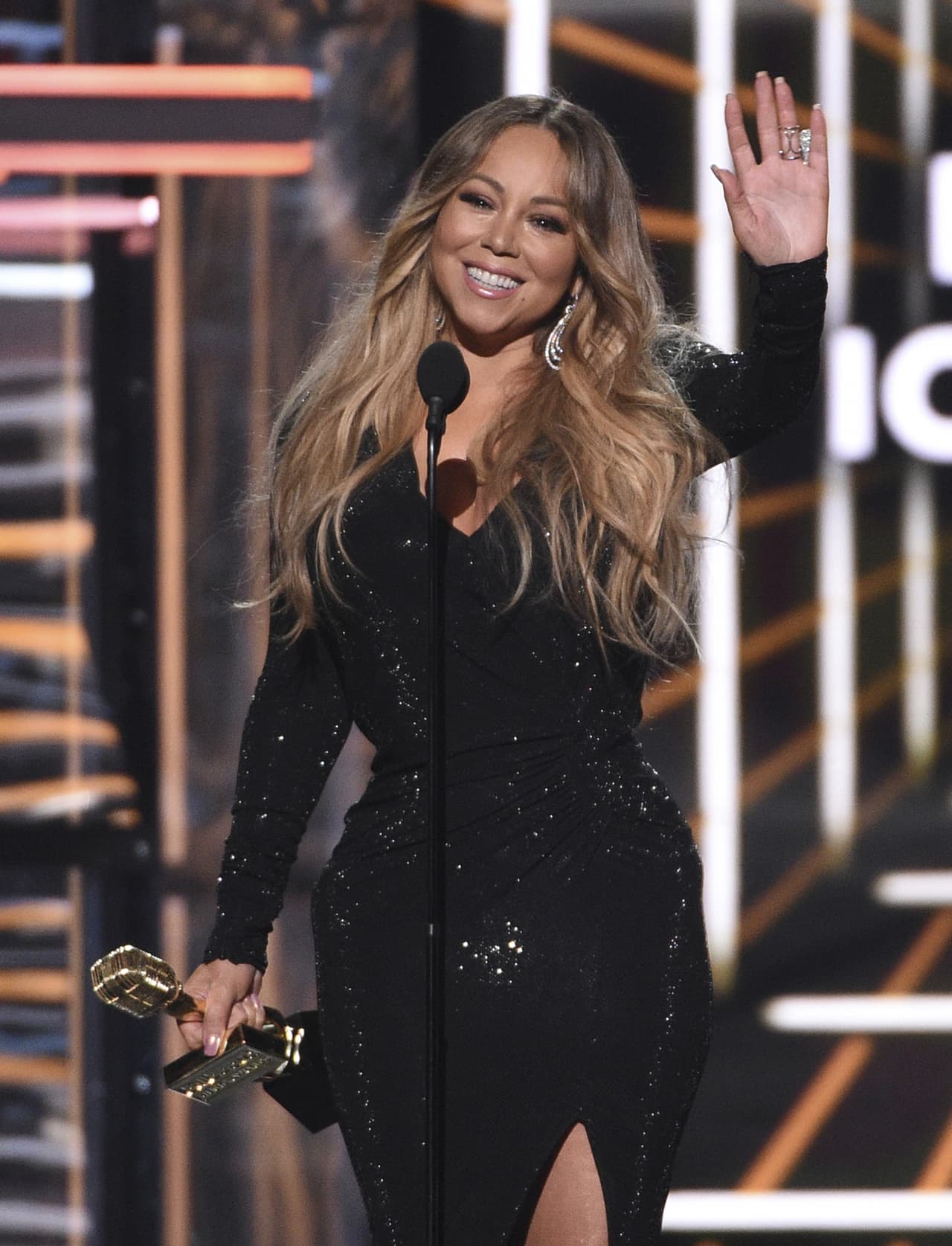 En abril de 2018, Mariah Carey ofreció una entrevista a la revista People donde relató que en 2001 fue diagnosticada con trastorno bipolar. “Hasta hace poco vivía en la negación, en aislamiento y en constante temor de que alguien me exponga”, detalló. “Era una carga demasiado pesada y simplemente ya no podía hacerlo. Busqué y recibí tratamiento, puse gente positiva a mi alrededor y volví a hacer lo que amo: escribir canciones y hacer música”.