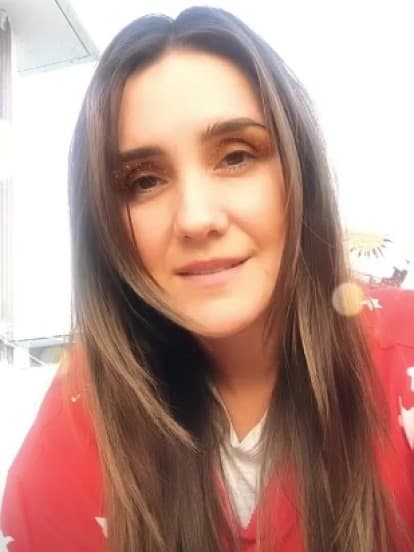 Con el fin de enviar un mensaje a sus seguidores, pidiendo consciencia por la emergencia sanitaria, Dulce María compartió un video desde sus historias de Instagram en el cual se dejó ver sin sombra, máscara de pestañas o labial.