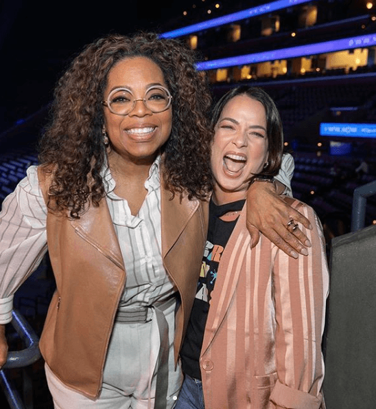 "Afortunada de comenzar este año inspirada por @oprah, un gran ser humano, una hermosa mujer y modelo a seguir enfocada en vivir una vida más saludable, bajar de peso y disfrutar cada día a plenitud. ¿Me ayudan en este recorrido? ¡Acompáñenme nuevamente con su buena energía!", detalló en una fotografía donde aparece junto a Oprah.
