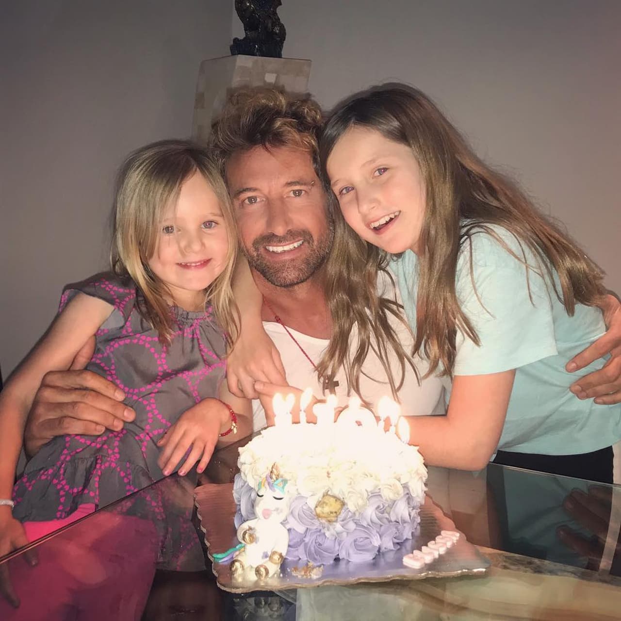 Hijas de Gabriel Soto y Geraldine Bazán realizan participación especial en ‘Soltero con hijas’