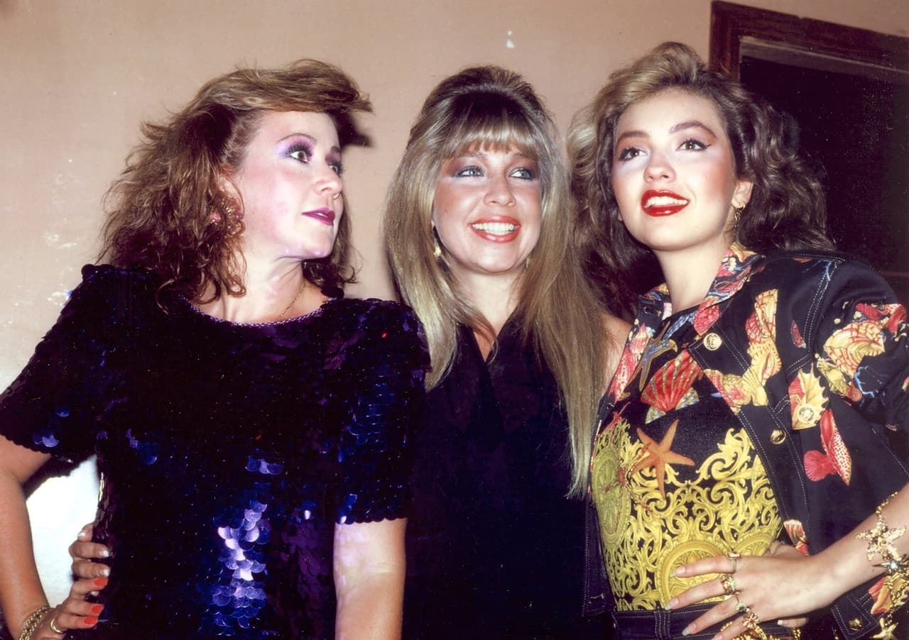 Y es que, probablemente hayas escuchado de Laura Zapata y, por supuesto, de Thalía, sin embargo, la familia se compone por tres mujeres más, conformado un total de cinco hermanas.