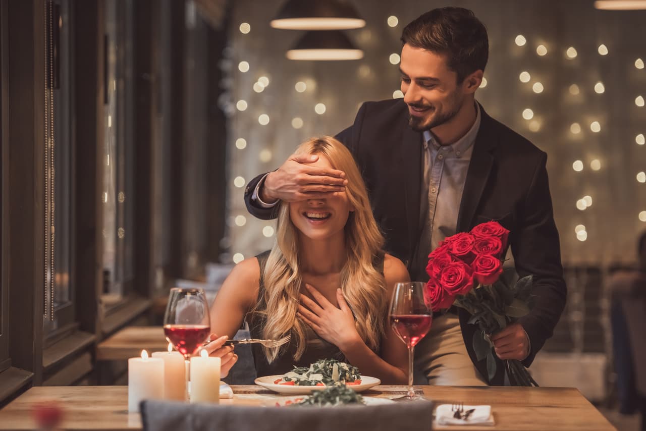 Estas señales te ayudarán a descubrir si tu pareja es todo un caballero