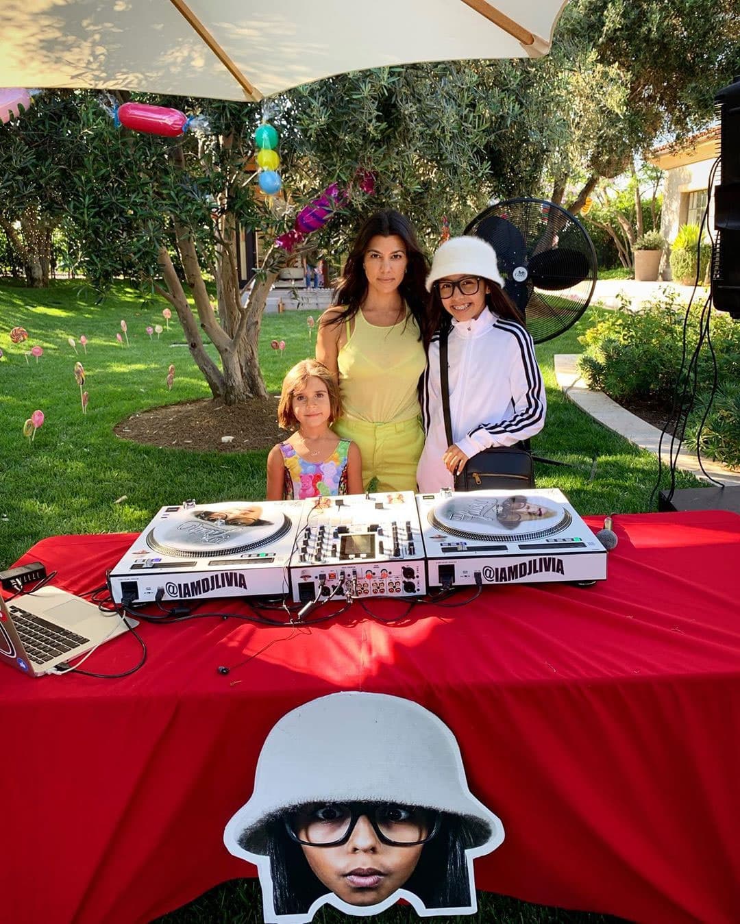 DJ Livia amenizó el evento, quien compartió en Instagram una imagen junto a Penélope y su madre Kourtney.