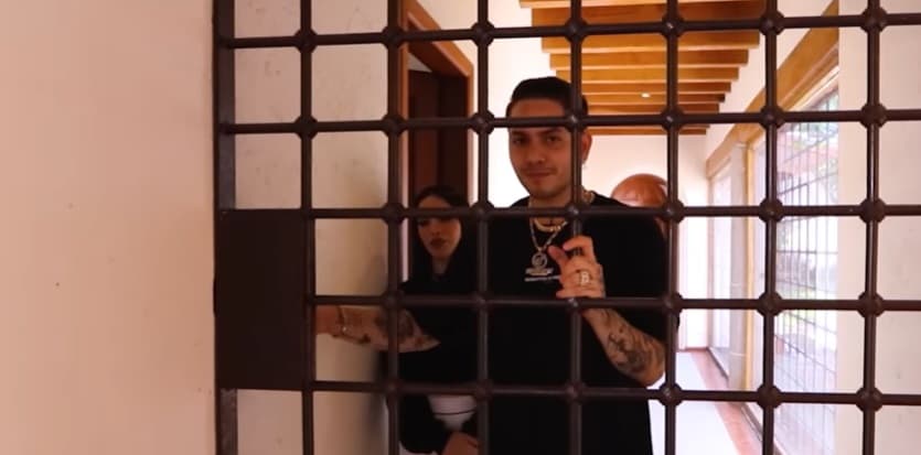 En el pasillo que dirige a los cuartos se encuentra una reja de acero algo que la pareja denominó como: “la cárcel. Tiene mucha seguridad”.