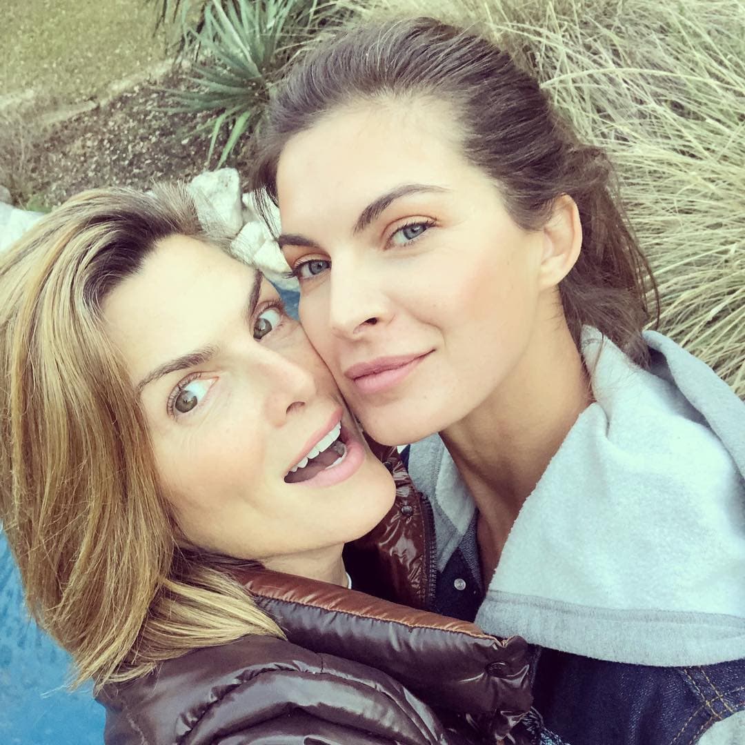 “Estuvimos en contacto un par de días y realmente nos caímos muy bien y teníamos muchas ganas de vernos, así que nos fuimos de ‘road trip’ (viaje en auto por carretera) a The Hamptons. Pasamos un par de días juntas y nos la pasamos muy bien y el resto es historia”, expresó.