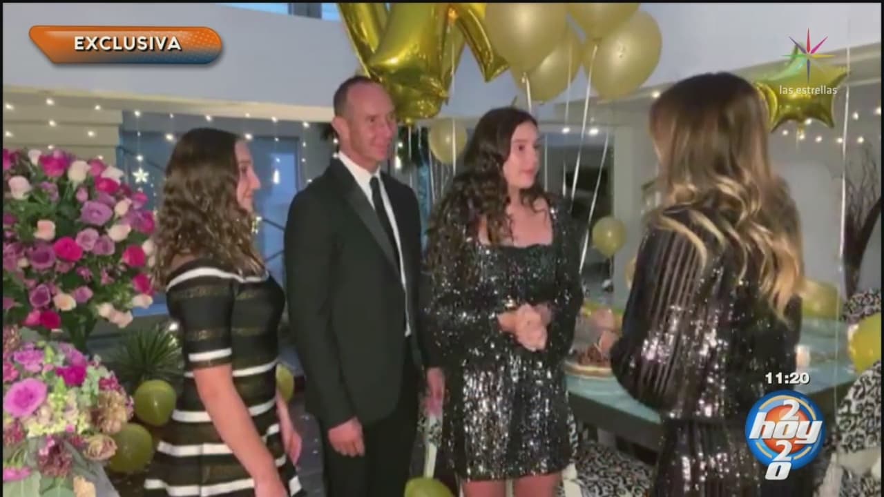 Al igual que Mía, toda la familia portó prendas elegantes. La conductora del programa Hoy lució un vestido largo también con brillos.