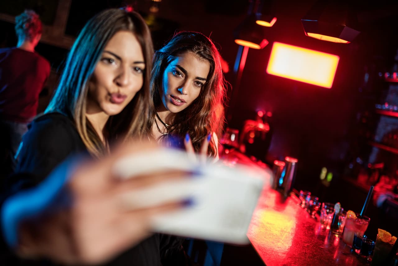 Cinco cosas que no debes publicar en redes sociales cuando tomas alcohol
