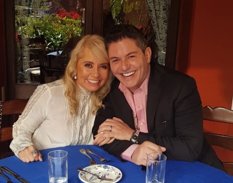 Ernesto y Patricia se conocieron gracias a la productora Carla Estrada. “Soy de Miami, mi vecina era Carla Estrada, mi papá es muy amigo de ella. Un día se estaban cambiando de departamento y, todavía, no tenían teléfono ni Internet. A ella le tenía que llegar una entrevista, de un artista, entonces llegó a mi casa un fax y me pidió mi mamá que se lo subiera. Entonces, se lo subí y ahí estaba Ernesto”, dijo la esposa del conductor a People en Español en octubre de 2019.