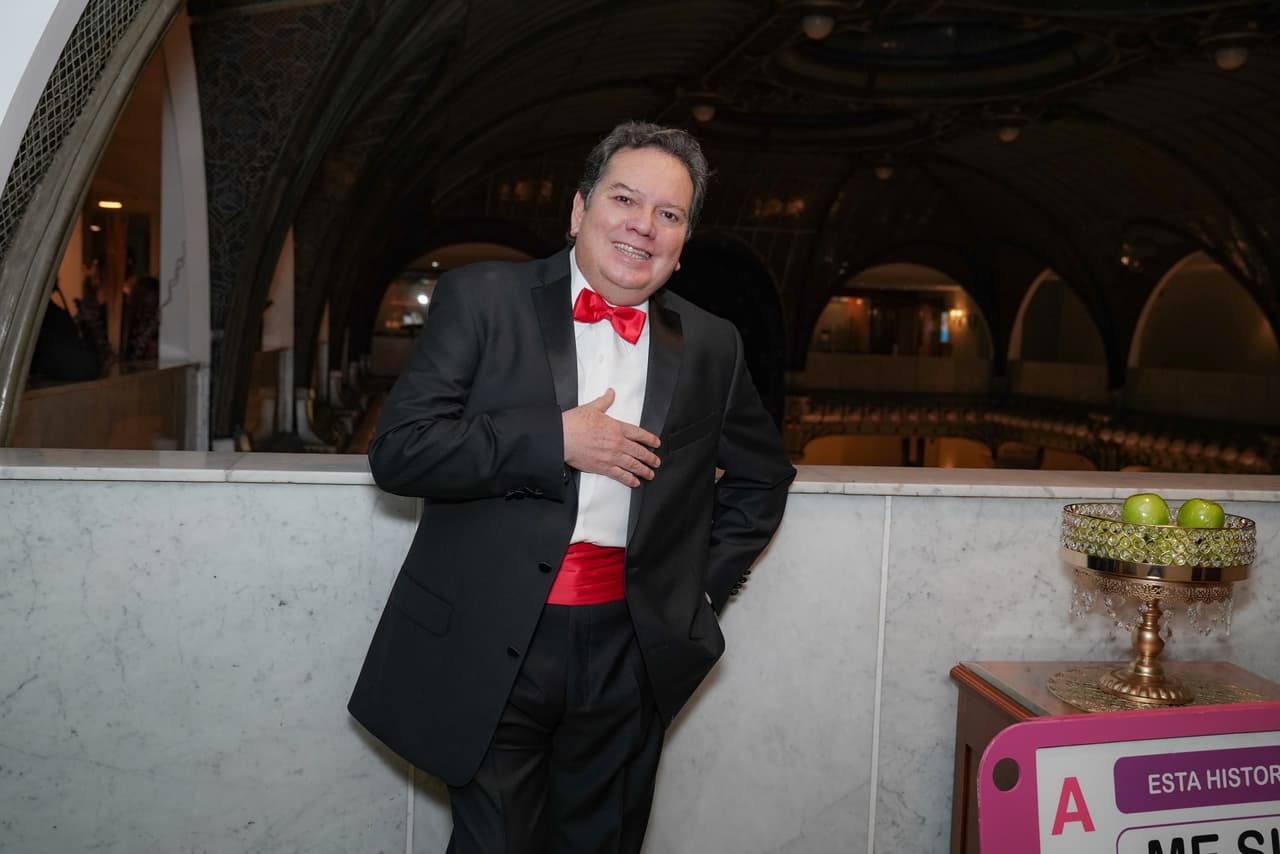 Jorge 'El Coque' Muñíz hace un doble papel en 'Sergio el bailador', tema entonado por Bronco.
