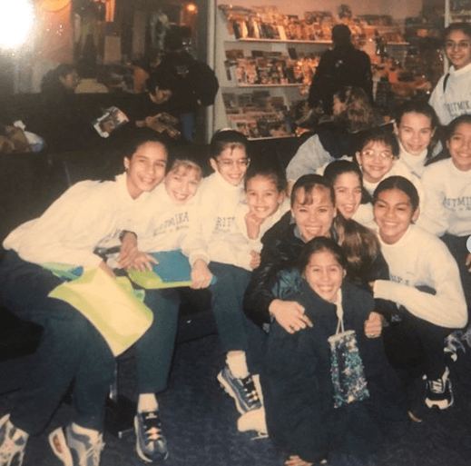 Aunque no es la primera vez que la también cantante habla de su época como gimnasta, Goto sorprendió en redes sociales al compartir estas imágenes. La actriz practicó este deporte de los 5 a los 14 años, en la ciudad de Tampico, Tamaulipas.
