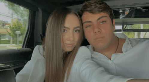 Fue a través de su cuenta oficial de Instagram que el hijo menor de la protagonista de telenovelas presumió lo enamorado que está y dejó ver a su guapa novia, cuyo nombre es Vanessa Pfeiffer.