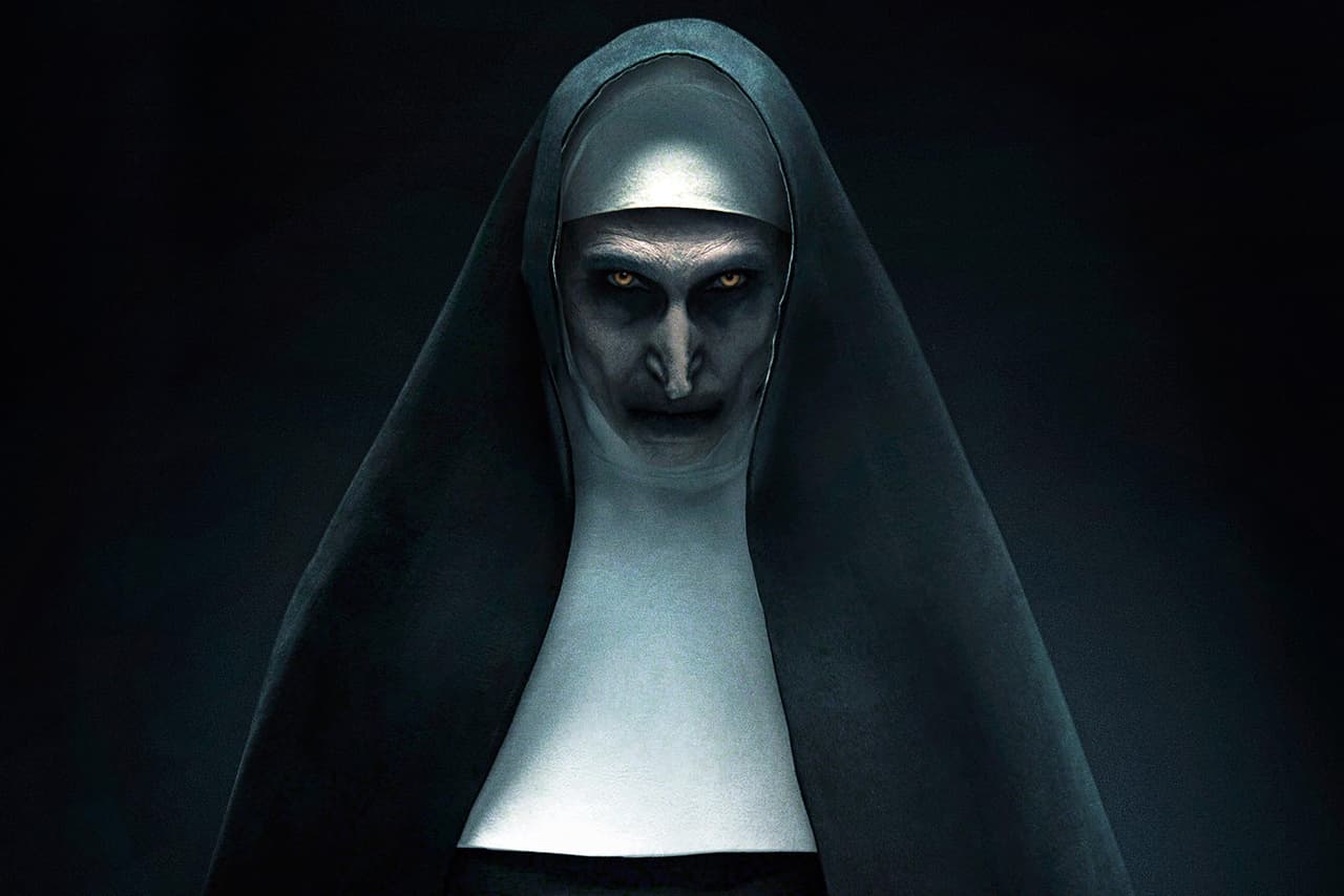 ¡Qué miedo! Un sacerdote bendijo el set de ‘La Monja’