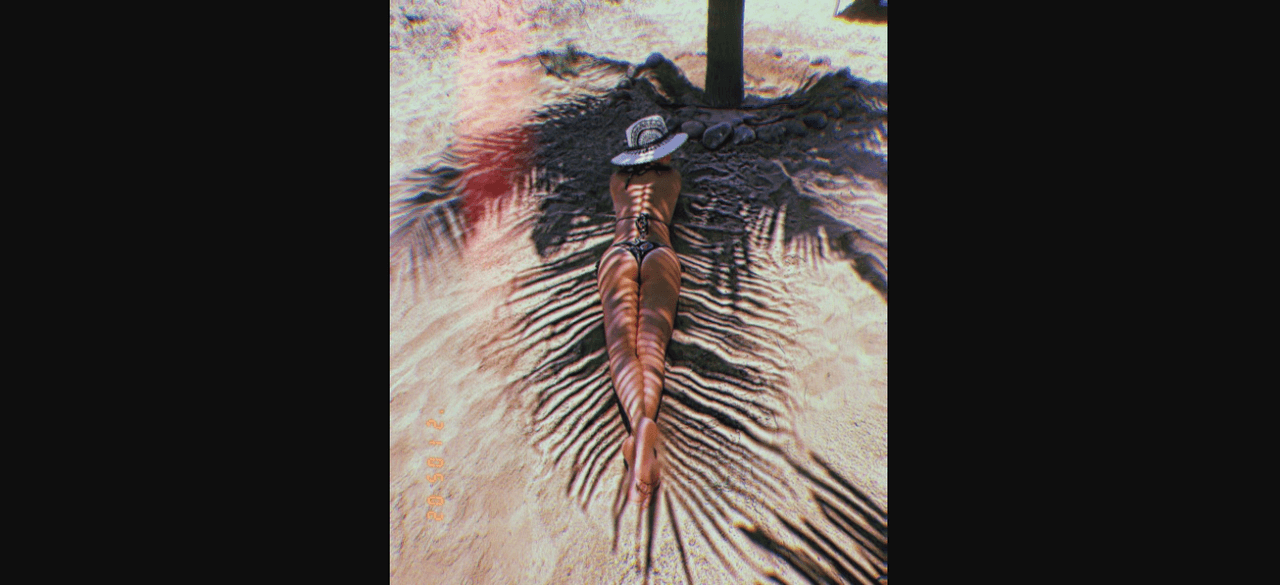 “Aquí viendo a mayo llegar... Feliz sábado hermosuras!! Dios me los bendiga a todos!!”, “Radiografía columna vertebral. Gran foto Erik Rubín” y “Yo... Sosteniendo el techo de la palapa”, fueron las frases con las que acompañó las instantáneas.