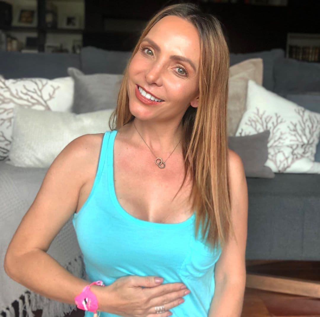 “La verdad es que (el embarazo) hoy se ha vuelto una prioridad en mi vida. Un deseo que tengo de ya tener una familia más grande y es difícil (…).Se trata de un tratamiento de fertilidad, de un in vitro, que requiere de una vida mucho más tranquila… No te dejan bailar, no te dejan subir al escenario, no te dejan tomar tantos vuelos, es un embarazo de riesgo”, señaló en su canal de YouTube el pasado 5 de febrero.