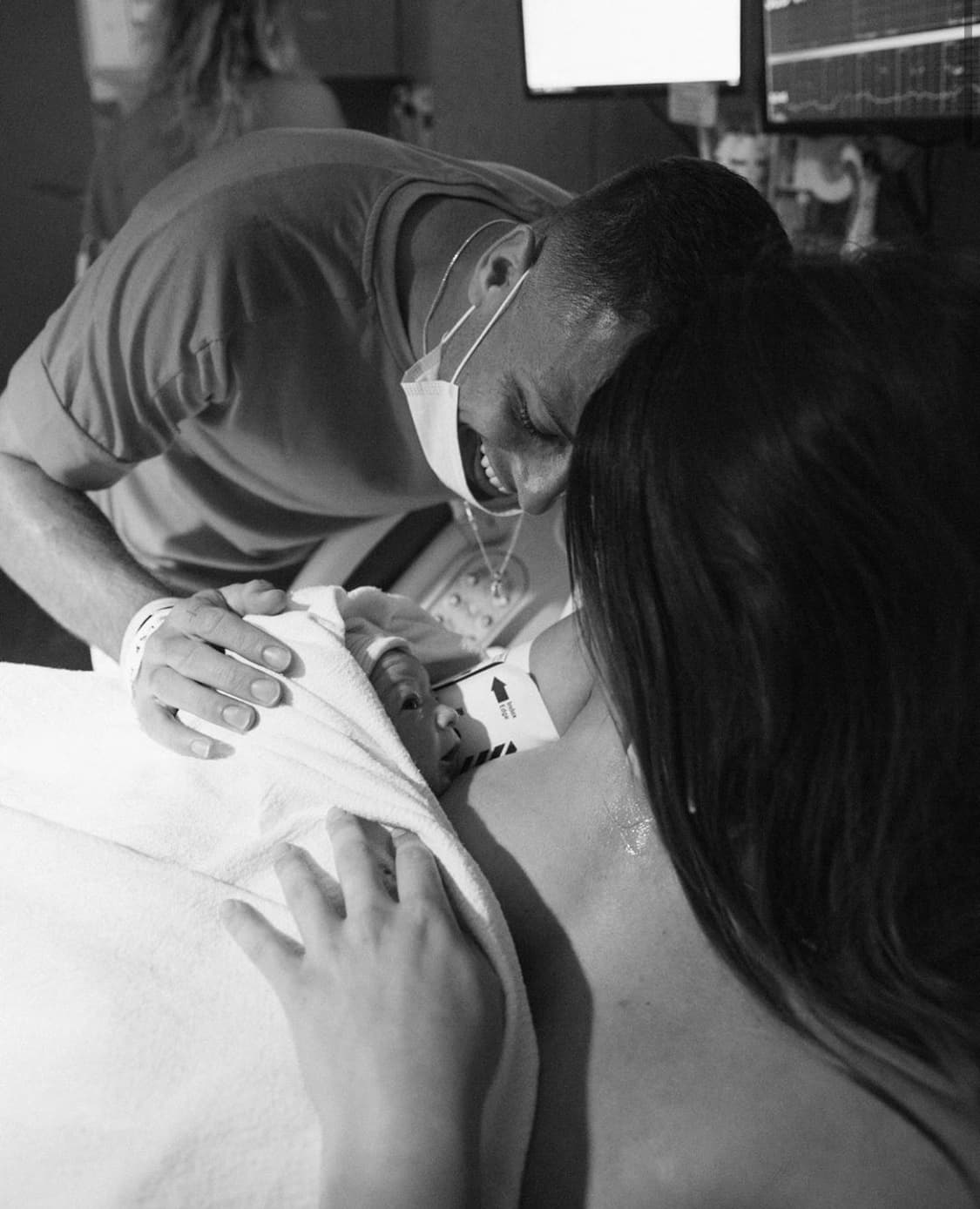 Tanto ella como Hernández dieron la noticia en sus respectivas cuentas de Instagram, usando esta fotografía el miércoles 7 de octubre. Sin embargo, horas después la modelo australiana compartió más imágenes del momento en que la pequeña llegó al mundo.