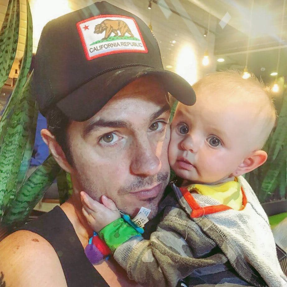 Kailani juega a las escondidas con su papá