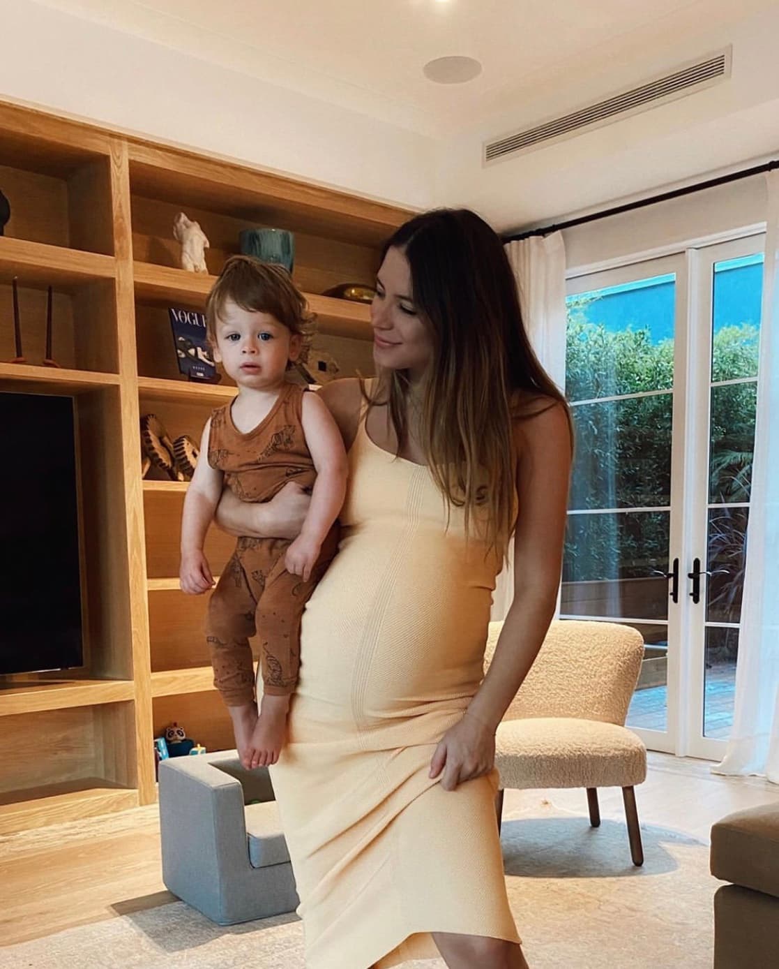 Sarah Kohan impacta al mostrar abdomen plano, tan solo una semana después de dar a luz