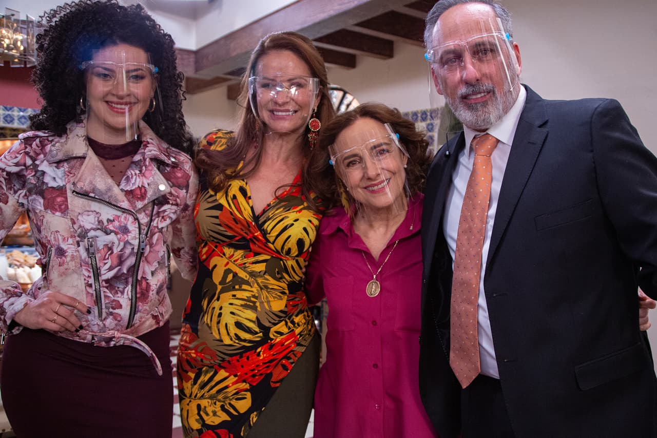 El elenco también posó para la cámara de Las Estrellas.
<br>
<br>Disfruta 'Qué le pasa a mi familia?' a partir de este lunes a las 8:30 pm. por Las Estrellas.