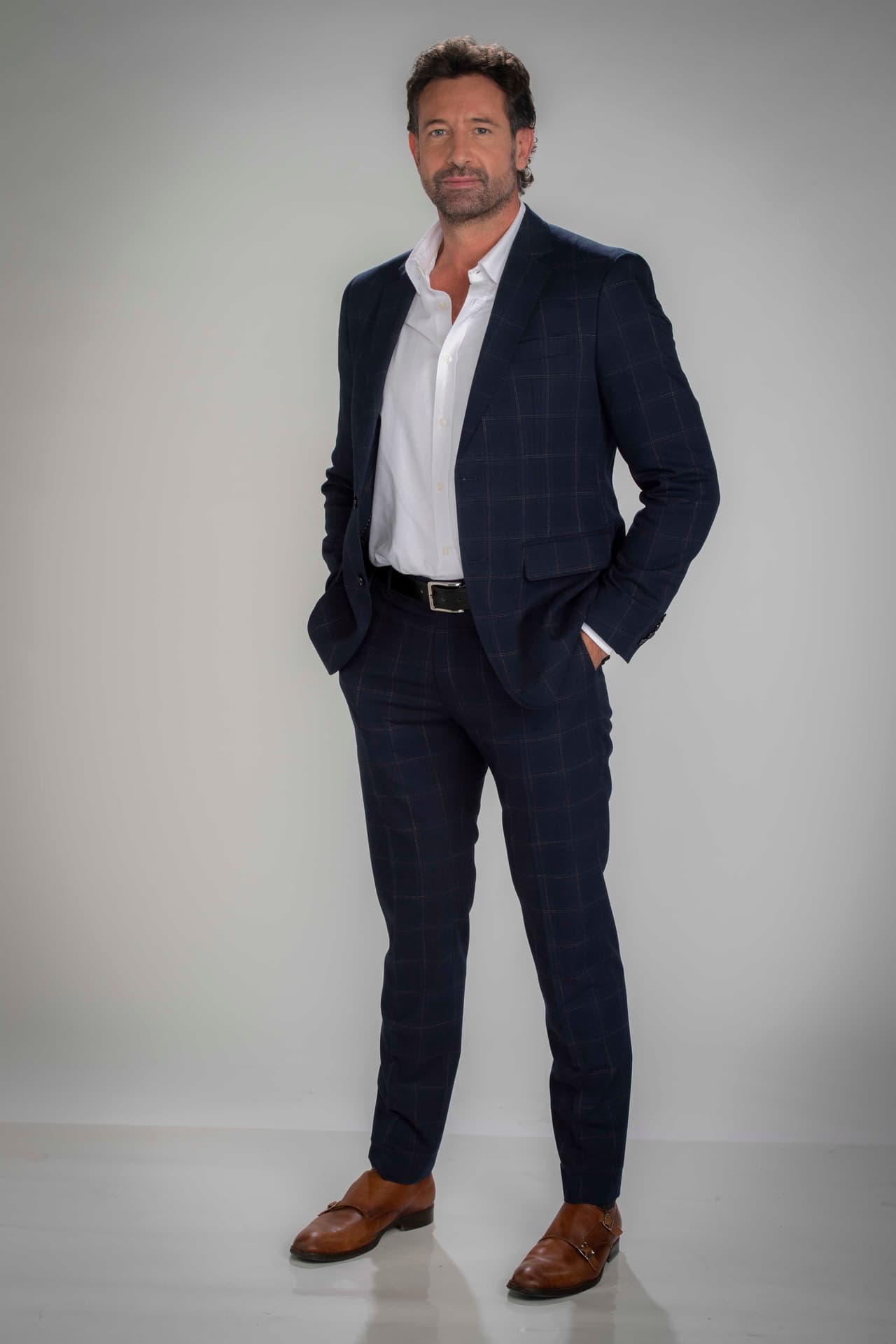 Gabriel Soto, quien regresa a las telenovelas tras "Soltero con Hijas", da vida a 'Pedro', un exitoso empresario y mano derecha e hijo adoptivo de 'Olmo'. Renunció a su sueño de ser arquitecto y se casó con Marina en gratitud a su padre.