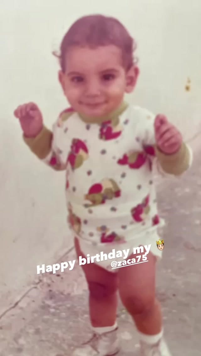 “Feliz cumple al rey, al de corazón más bueno y sonrisa eterna. El que nos cuida a todos, el que me da perspectiva y me nivela. Pero, sobre todo, me saca siempre una sonrisa (o carcajada). Te amo ‘my rock. Happy birthday’”, escribió en su feed de Instagram, mientras que en sus historias compartió una fotografía de la infancia del galán.