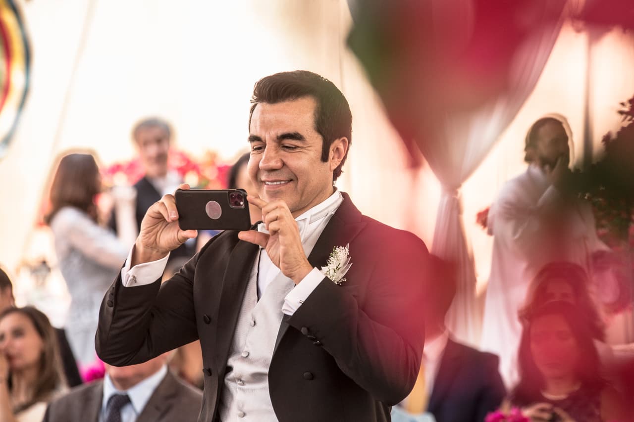 El novio no podía perder la oportunidad de tomar fotos de su boda y mostrar lo feliz que estaba de emprender una nueva vida.