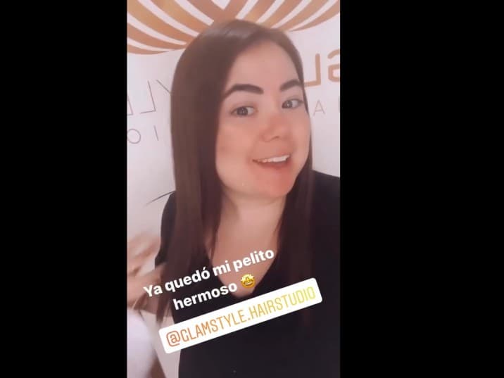 Después de mostrar el resultado, la actriz indicó que tomó la decisión de ponerse pestañas postizas, hecho que la hizo muy feliz.