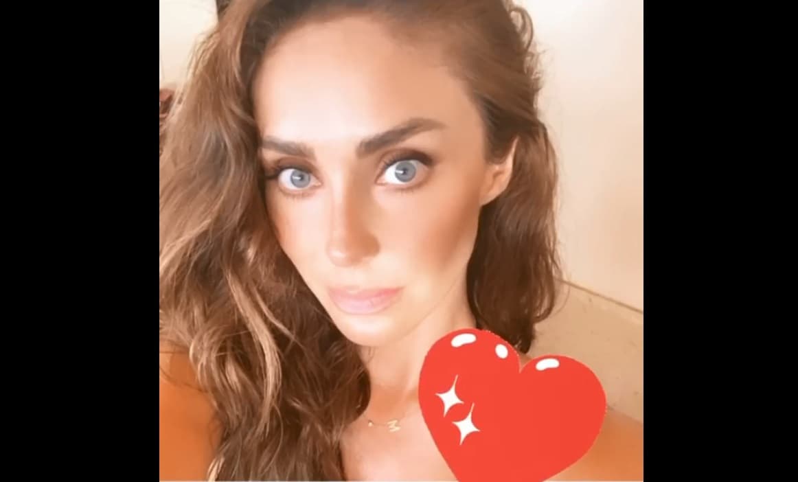 Días antes, el 14 de abril, la esposa del gobernador de Chiapas, Manuel Velasco, compartió una selfie en la que tan solo lleva un retoque de bronceado en su rostro.