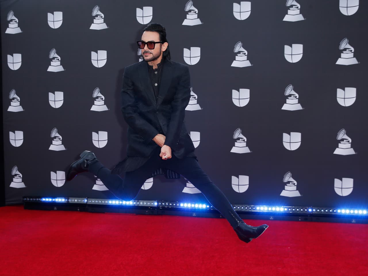 Beto Cuevas lució muy elegante de negro, además de gafas oscuras.