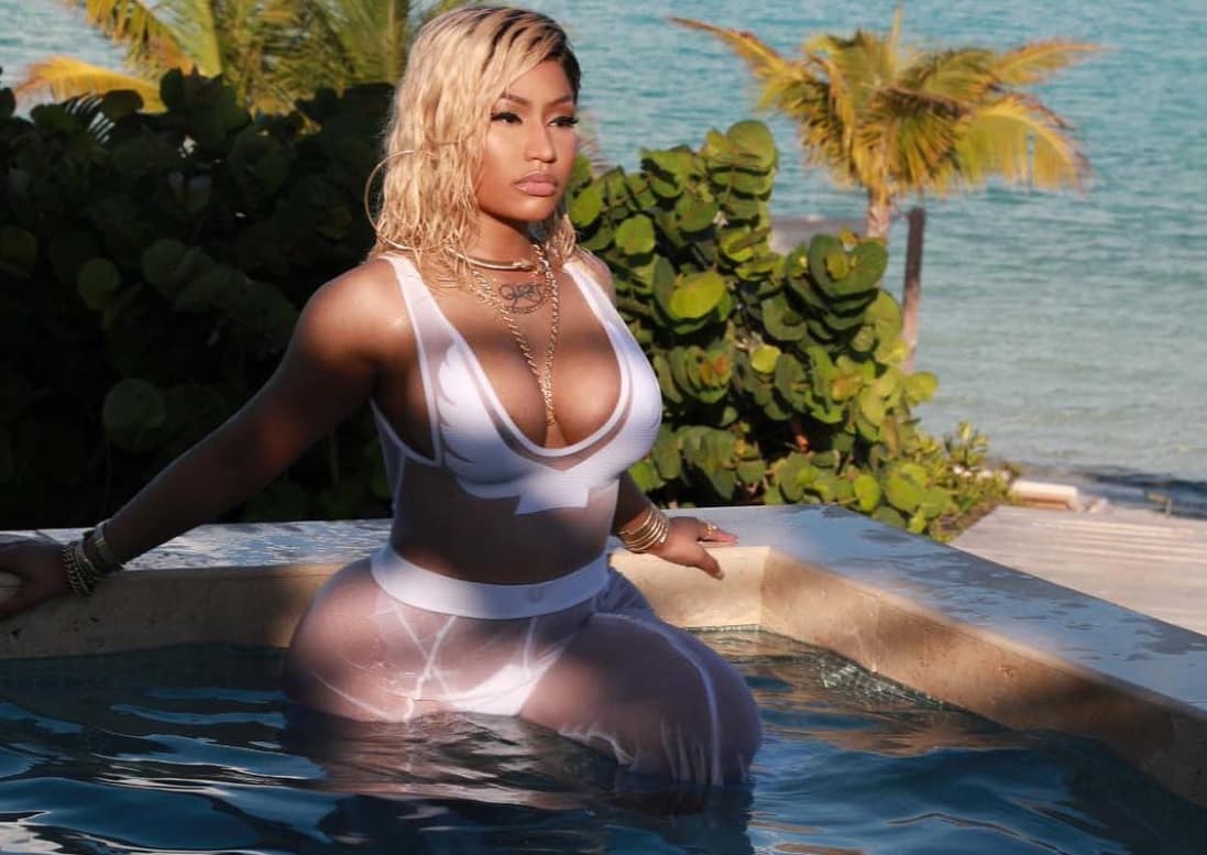 Nicki Minaj muestra sus voluptuosas curvas en traje de sexy sirena